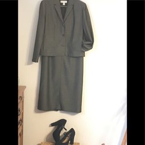 Women’s Classic Petite Sophisticate Suit 6P